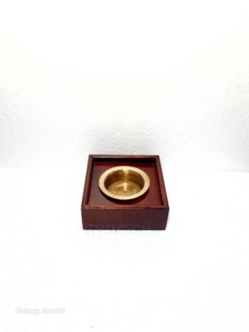 Brûleur d'encens en bois fait main avec finition noyer et insert en laiton, usage religieux, montage mural toutes saisons - Product Image 1