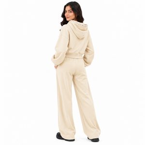 Ensemble de survêtement personnalisé pour femme avec logo, comprenant un sweat à capuche court zippé et un pantalon large beige en molleton épais 100% coton avec œillets. - Product Image 2