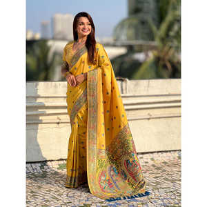 Sari de Seda Baluchari Amarillo Oscuro con Tejido Zari de Elite Weaves, 650g, Elegante Vestido de Novia - Product Image 1