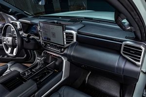 Listo para Enviar: Toyota Tundra Platinum TRD 2025 4x4 AWD, Título Limpio, Seminuevo - Product Image 3