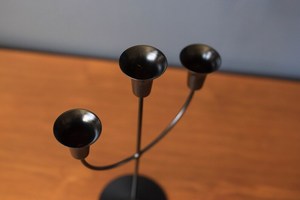 Porte-bougie unique en fer forgé avec des détails artisanaux et des accents sculptés avec soin pour une esthétique distinctive. - Product Image 4
