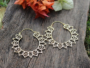 Pendientes de Aro Anchos Curvos de Oro Hechos a Mano, Gruesos y Martillados, Estilo Bohemio Minimalista, Venta al por Mayor por Hari Om Creations - Product Image 2