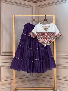 Lehenga Choli de Seda Romana de Diseño con 12 Metros de Falda, Bordado Kutchi Gamthi y Secado Rápido para la Colección Navrati - Product Image 5