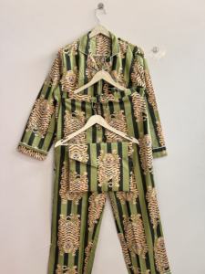 ชุดนอนผ้าฝ้ายอินเดียเนื้อนุ่ม เสื้อและกางเกงขายาวพร้อมกระเป๋าใส่ของ ชุดลำลองสำหรับพักผ่อน ชุดนอนสำหรับทุกเพศ - Product Image 4