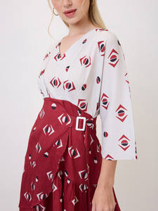 Vestido midi acampanado con estampado geométrico rojo, cuello en V, manga tres cuartos acampanada, dobladillo acampanado, tela georgette, cintura natural, ecológico. - Product Image 5