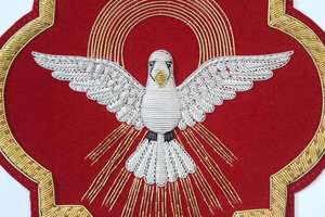 Parche Bordado a Mano con la Paloma del Espíritu Santo, Emblema Litúrgico de la Iglesia, Dorado, para Coser en Vestimentas - Product Image 4