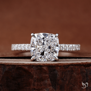 Anillo de Compromiso con Diamante Cultivado en Laboratorio, Corte Cojín, 3 Quilates, Banda Pavé Catedral, Oro Blanco de 10K, Anillo Nupcial de Lujo - Product Image 1