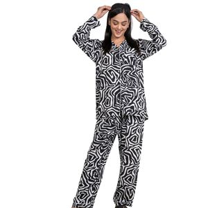 Ensemble de pyjama en satin noir et blanc à imprimé abstrait pour femmes, chemise à manches longues boutonnée et pantalon assorti, vêtements de nuit élégants, vêtements de détente, OEM - Product Image 1
