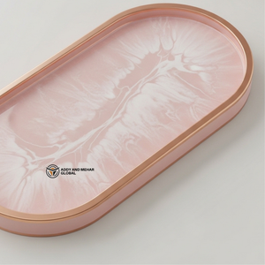 Plateau en résine marbrée rose poudré avec bord doré |   Plateau de service décoratif ovale de luxe - Product Image 2