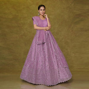 Ensemble Lehenga Choli en tulle avec broderie filigranée sur toute la surface, jupe évasée circulaire, chemisier coordonné et dupatta transparent – Tenue de fête - Product Image 6