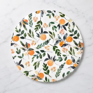 Tabla de cortar redonda impresa con diseño botánico de acuarela de cítricos y hojas verdes sobre fondo blanco - Product Image 1