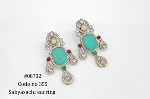 Boucles d'oreilles pendantes 08732 avec pierres doubles colorées, plaquées Mehandi, en laiton, style ovale vert rubis, bijoux pour fêtes et mariages - Product Image 3