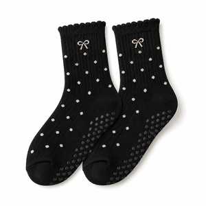Calcetines de Yoga y Pilates Personalizados de Alta Calidad, Antideslizantes, para Reformer, con Marca Personalizada para Estudio - Product Image 1