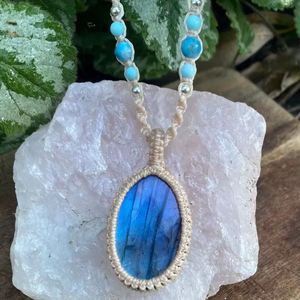 Collier en macramé fait main, cordon beige, pendentif labradorite, style bohème, réglable, bijoux en cristal de guérison, vente en gros - Product Image 1