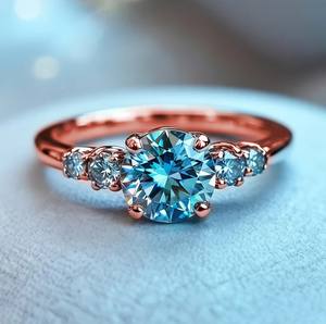 Anillo de Compromiso y Boda de Lujo para Ella, con Moissanita Azul Redonda, Chapado en Oro de 18K y Plata de Ley - Product Image 5