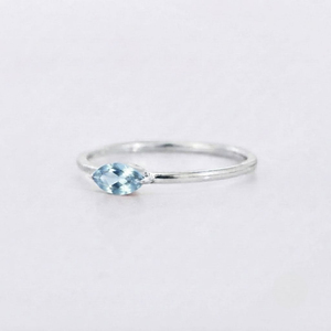 Anillo de Plata de Ley 925 con Topacio Azul y Baño de Rodio, Modelo 952 de Rhaya Jewels, Clásico y de Lujo para Mujer, Venta al Por Mayor - Product Image 2
