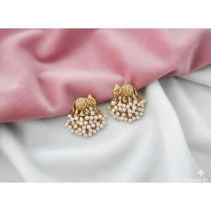 Boucles d'oreilles Jhumka de luxe en or finition perle, bijoux traditionnels du temple indien du sud, créations ethniques pour mariage et fêtes - Product Image 3