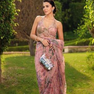 Sari en soie Tabby de qualité supérieure, orné d'imprimés multicolores élégants, d'un magnifique travail de paillettes et d'un exquis travail de miroir véritable sur toute la surface. - Product Image 1