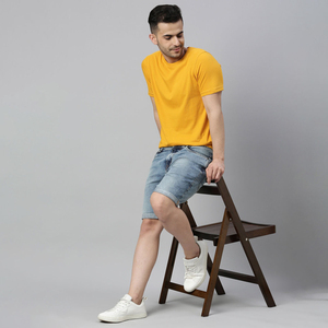 เสื้อยืดคอกลมแขนสั้นทรงปกติสีเหลืองมัสตาร์ดสำหรับผู้ชาย ผ้าถักสีพื้น สไตล์ลำลอง - Product Image 3
