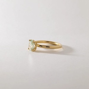Anillo de compromiso solitario de oro amarillo de 14K con diamante de laboratorio de corte ovalado de 1 quilate verde claro elegante y engaste de puntas para mujer, venta al por mayor - Product Image 5