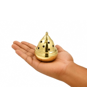 Lampe à huile en laiton Akhand Hind Craft Living avec couvercle, design traditionnel, motif rond étoilé pour l'aromathérapie - Product Image 2
