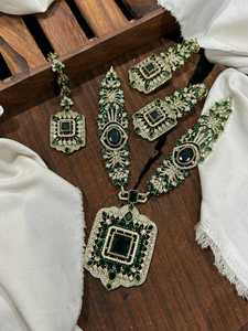 Nuevo collar de color moderno y a la moda con piedra de rubí, conjunto de aretes y tikka, aretes largos, conjunto de joyería nupcial. - Product Image 5
