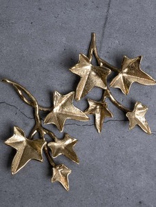 Plateau décoratif tendance en aluminium fait main, motif feuille de lierre, artisanat métallique moderne, pièce unique, design végétal, forme irrégulière, avec poignée - Product Image 3