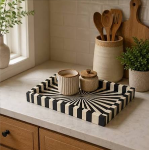 Bandeja rectangular con incrustaciones de hueso en blanco y negro que muestra un audazco patrón de rayas, disponible a precios de mayorista. - Product Image 1