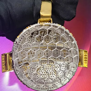 Pendentif Globe 'Iced Out World Is Yours' en Or 14K Plaqué Rhodium, Sertissage à Griffes, Diamant, Bijoux Hip Hop Unisexe - Product Image 4