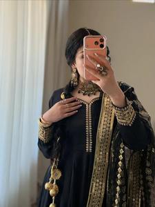 Elegante Vestido Largo Maxi Afgano Kuchi con Falda Acampanada Hasta el Suelo, Bordado Ornamentado en el Cuello y Estilo Tradicional - Product Image 5