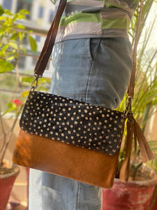 Bolso cruzado de Piel reciclada para mujer, bandolera de piel con estampado Animal artesanal, Color rechoncho - Product Image 2