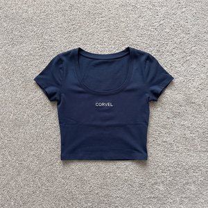 Haut court athleisure crossover pour femme, idéal pour l'été et le fitness, t-shirt classique coupe ajustée, couleur unie, encolure dégagée, personnalisable en coton et élasthanne - Product Image 3