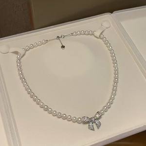 Conjunto de Collar y Pulsera de Perlas de Agua Dulce Naturales de 6-7 mm con Lazo de Mariposa a Juego con la Marca, Estilo Bombilla Pequeña AK - Product Image 1