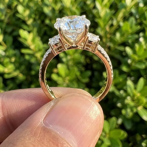 แหวนแต่งงานเพชรทรงกลม 3CT ขั้นสูง รุ่น E VVS2 VS1 คอลเลคชั่นทองสามเม็ด - Product Image 4