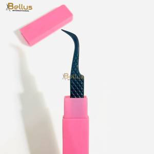 แหนบดัดขนตาโค้งสีชมพูระดับมืออาชีพจาก Bellus International ผลิตจากสแตนเลสเคลือบผง ให้การจับที่เรียบเนียนและแม่นยำ - Product Image 1