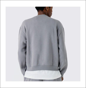 เสื้อสเวตเชิ้ตคอกลมผู้ชายทรงหลวม ผ้าฝ้าย 100% หนานุ่ม ย้อมสีพื้น ปักโลโก้ตามแบบ OEM สำหรับใส่ลำลองในฤดูหนาว - Product Image 2