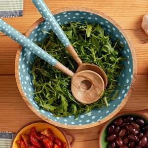 Bol en bois fait main avec intérieur à pois bleus, style nordique, pour la présentation des aliments, bol à salade ou à en-cas avec émail. - Product Image 5