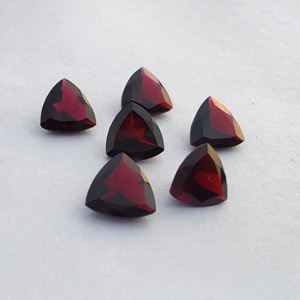 Pierre précieuse grenat de qualité AAA+ à facettes, taille triligne, pierre calibrée en vrac pour la fabrication de bijoux - Product Image 5