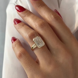 Anillo de Compromiso para Mujer con Diamante Cultivado en Laboratorio, Corte Esmeralda, Diseño Único, Engaste de Bisel, 5MM, Oro Amarillo de 14k, Certificado IGI, en Oferta - Product Image 4