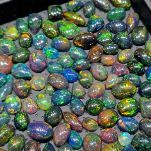 Opales éthiopiennes noires cabochons, pierres précieuses pour la fabrication de bijoux, 7-12 mm. Environ 1-2 carats par pièce, moyenne - Product Image 2