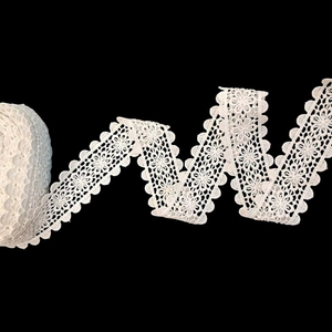 ลูกไม้กีปัวร์ลายดอกไม้สีขาวโพลีเอสเตอร์จากโรงงานโดยตรง – ริบบิ้นโครเชต์ลายดอกเดซี่ขอบหยักสองชั้นสำหรับเสื้อผ้าและของตกแต่งบ้าน - Product Image 1