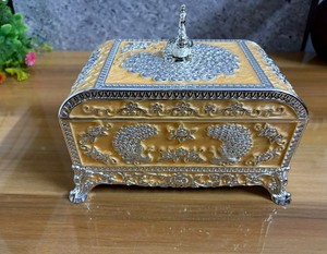 Boîte à bijoux de luxe en argent allemand à motif paon |   Coffret en métal gaufré moderne avec doublure en velours, boîte de rangement décorative pour souvenirs Nirmala - Product Image 4