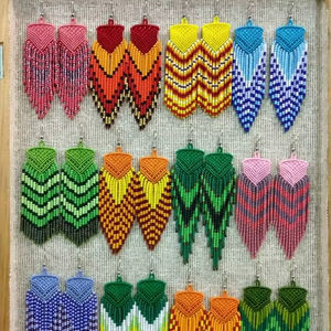 Pendientes de cuentas de vidrio de diseño para eventos especiales y celebraciones que exhiben patrones creativos y un acabado de calidad premium. - Product Image 1