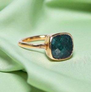 Bague pour femme en pierre précieuse émeraude teinte en vrac, forme coussin - Bagues plaquées or tendance - Prix de gros - Product Image 2