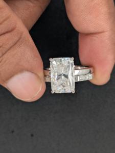 Anillo de Compromiso Lurba Jewels con Moissanita de Corte Radiante de 4.90 Ct, Halo Oculto y Piedras Laterales Baguette, Oro Blanco de 14K, con Bolsa de Regalo - Product Image 5