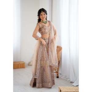 Magnifique Lehenga Choli en soie pour mariages, magnifiquement brodé avec des sequins. - Product Image 5
