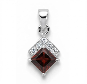 Pendentif Rhaya Jewels géométrique en argent 925 plaqué rhodium avec grenat taille princesse, serti griffe, fait main, design solitaire classique - Product Image 1