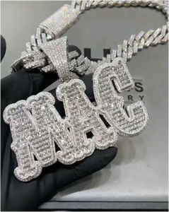 จี้เพชรโมอิสซาไนต์รูปตัวอักษร VVS สไตล์ฮิปฮอปสำหรับทุกเพศ พร้อมสร้อยคอเงินแท้ 925 แบบ Cuban Link เครื่องประดับสั่งทำพิเศษ - Product Image 1