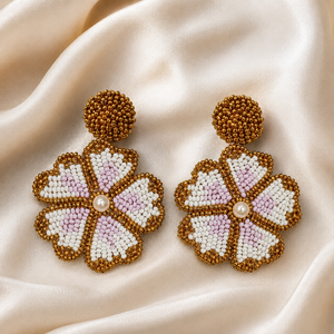 SSTRINGZ ER032 Pendientes Colgantes Bohemios Hechos a Mano con Cuentas Florales, Joyería de Moda para Mujer en Rosa, Blanco y Dorado, para Bodas - Product Image 1