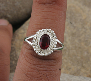 แหวนเงินแท้ 925 ประดับพลอยโกเมนแดงธรรมชาติ ดีไซน์วงแหวนแบบคลาสสิก ประดับลูกปัด เหมาะสำหรับงานปาร์ตี้  สำหรับผู้หญิง  หินประจำเดือนมกราคม - Product Image 1
